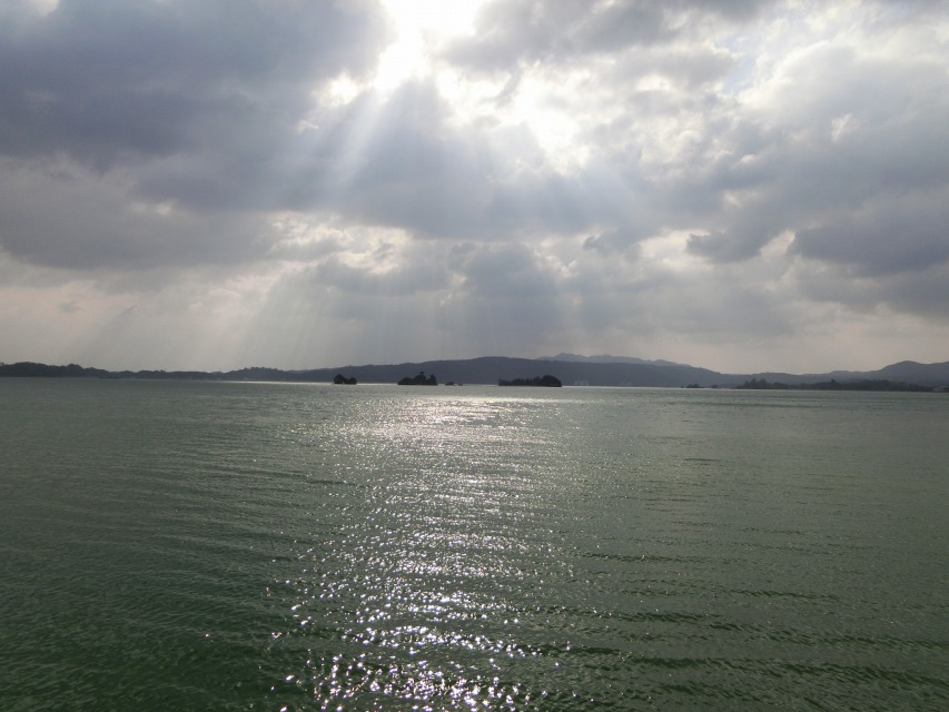 〔 23／30 〕　　羽地内海　雲間から陽が　神々し